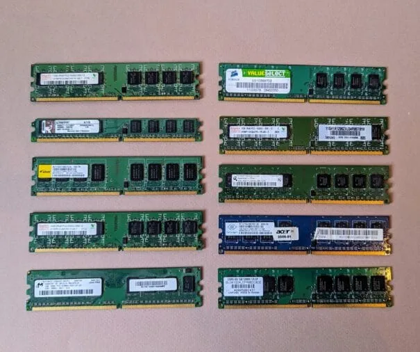 LOT de 8 barrettes de RAM DDR2 1GB (PC2), Hynix, Kingston, Corsair ...