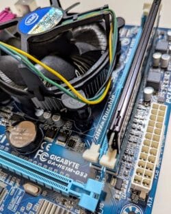 Kit carte mère Gigabyte H61M-DS2 + processeur Intel G2030 + 4Go Ram Kingston – Image 2