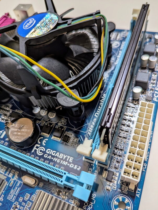 Kit carte mère Gigabyte H61M-DS2 + processeur Intel G2030 + 4Go Ram Kingston – Image 2