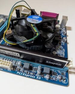 Kit carte mère Gigabyte H61M-DS2 + processeur Intel G2030 + 4Go Ram Kingston – Image 5