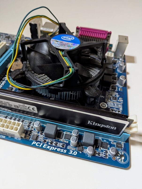 Kit carte mère Gigabyte H61M-DS2 + processeur Intel G2030 + 4Go Ram Kingston – Image 5