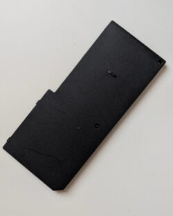 Vue de haut du cache plastique (trappe cover) d'un ordinateur portable ACER ES1-572